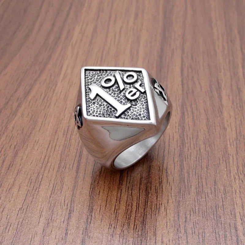 1% er Signet Ring — dettaglio del tessuto