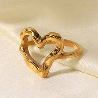 Abstract Love Heart Statement Ring — vista laterale