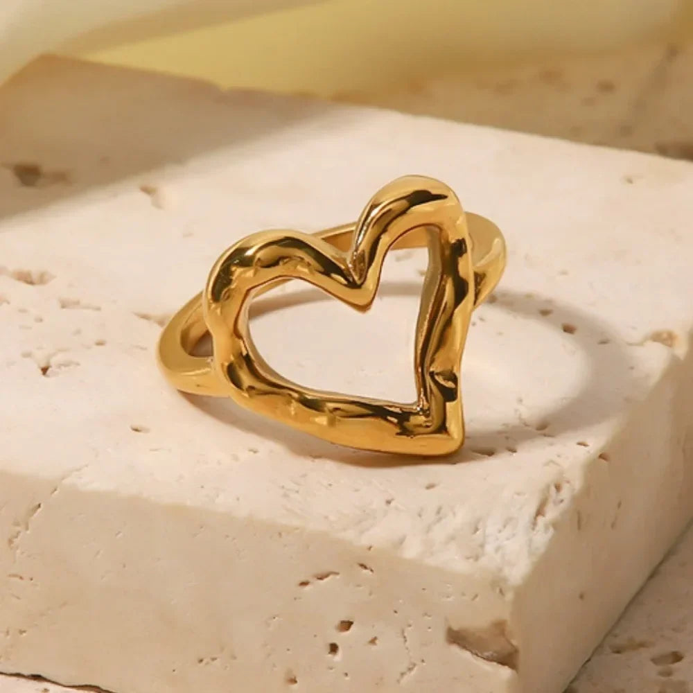 Abstract Love Heart Statement Ring — in alternativa