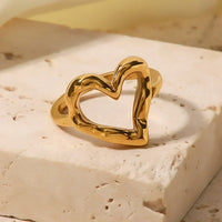 Abstract Love Heart Statement Ring — in alternativa