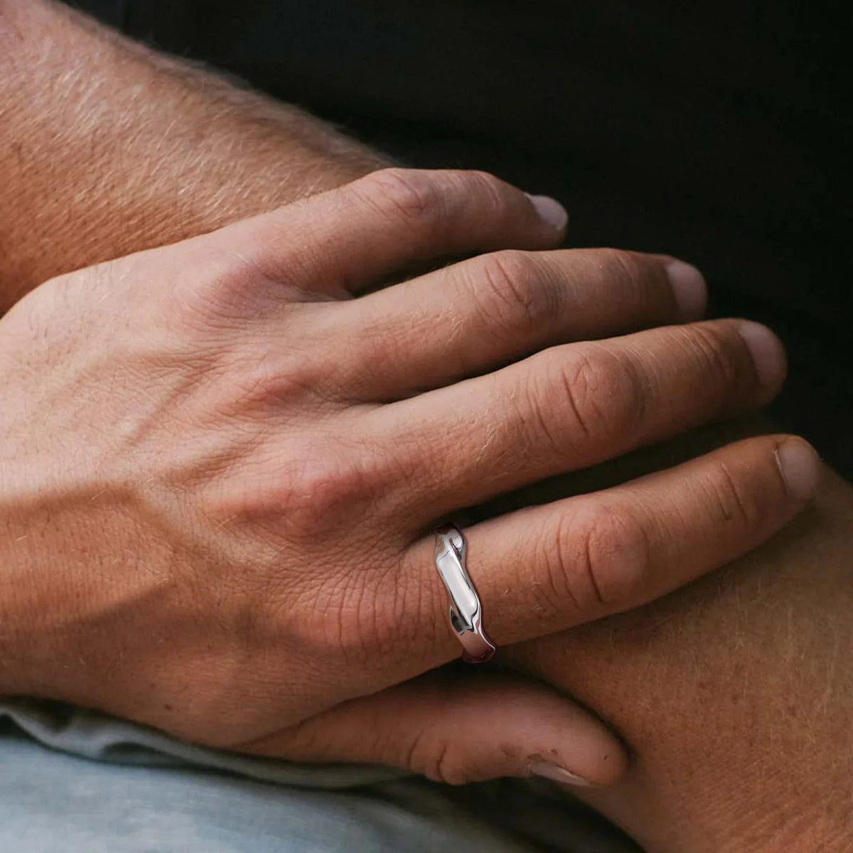 Abstract Y2K Twisted Ring — vista laterale