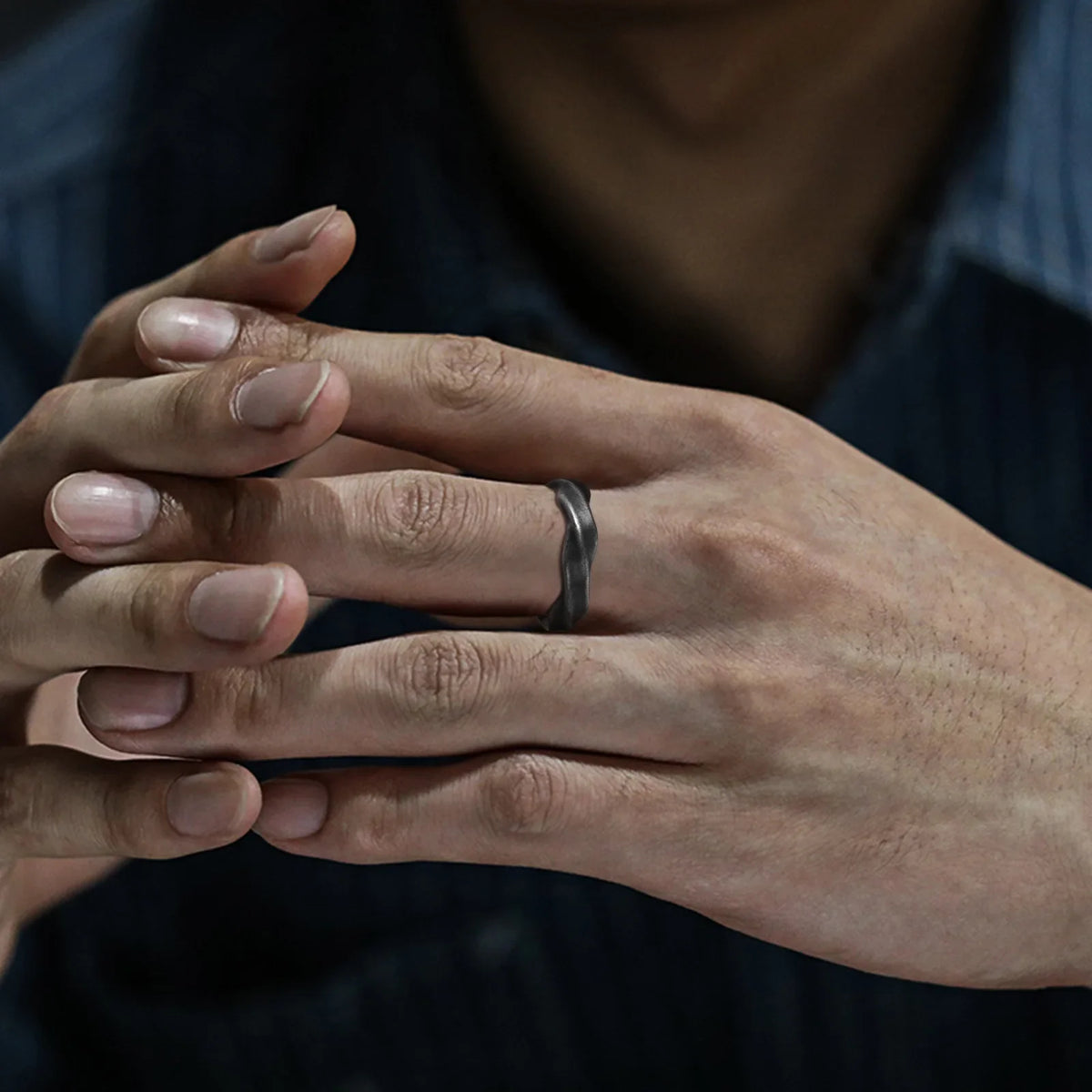 Abstract Y2K Twisted Ring — dettaglio del tessuto