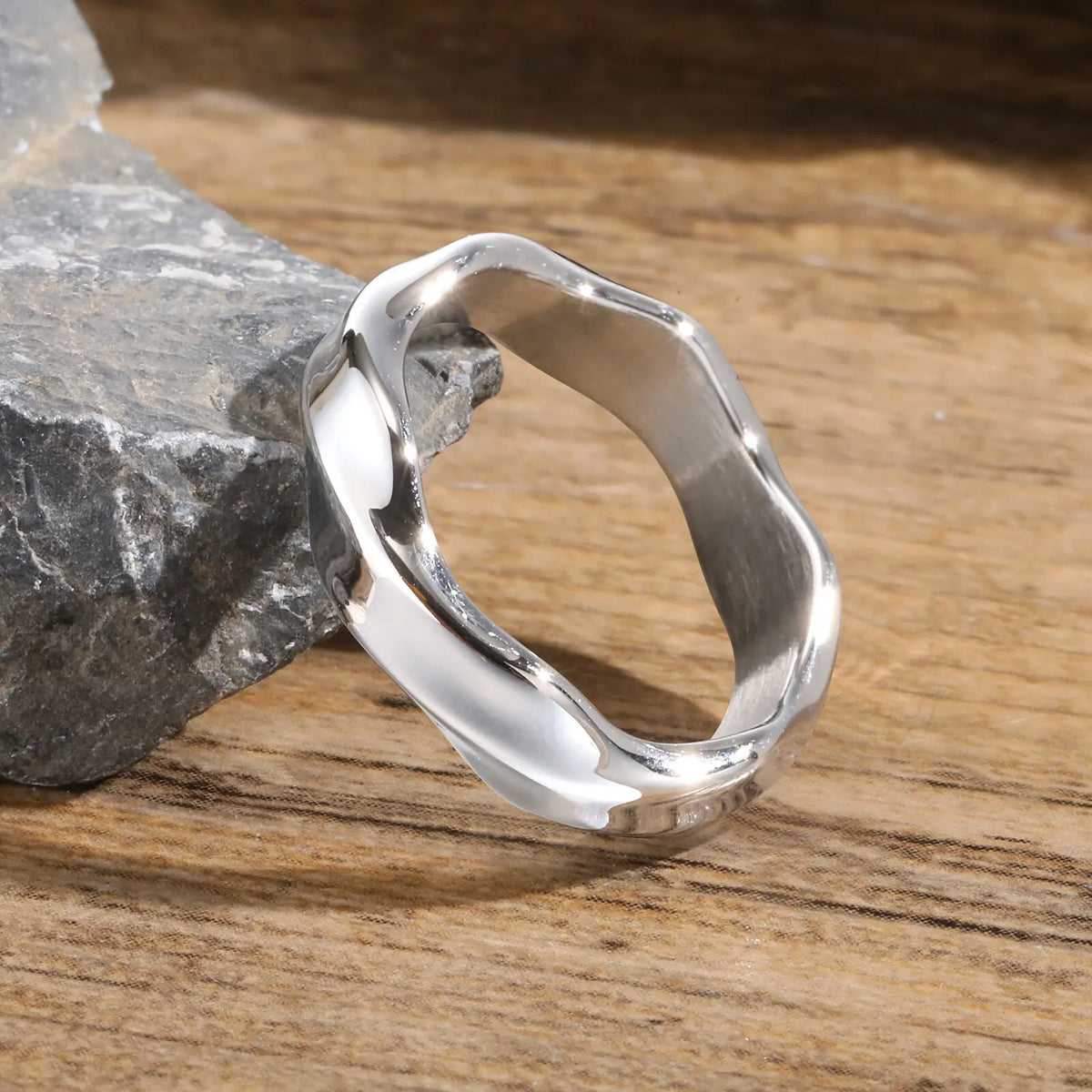 Abstract Y2K Twisted Ring — vista completa