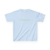 Accidentally Toxic Brat Baby Tee — dettaglio della stampa