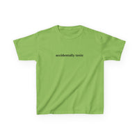 Accidentally Toxic Brat Baby Tee — vista laterale