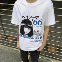 Anime Y2K "They Know" Vintage Graphic T Shirt — dettaglio della stampa