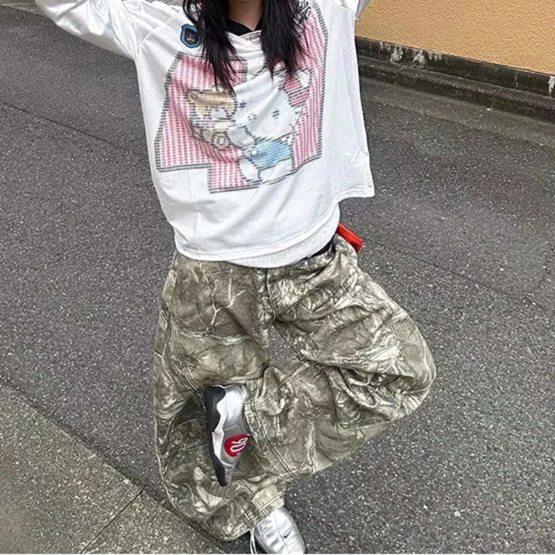 Baggy Y2K Pink Embroidered Camouflage Jeans — vista posteriore