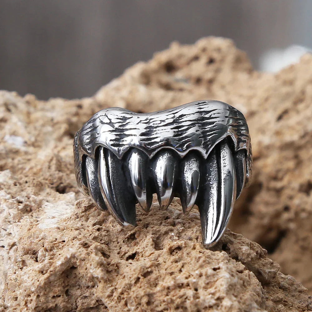 Bear Teeth Ring — vista posteriore