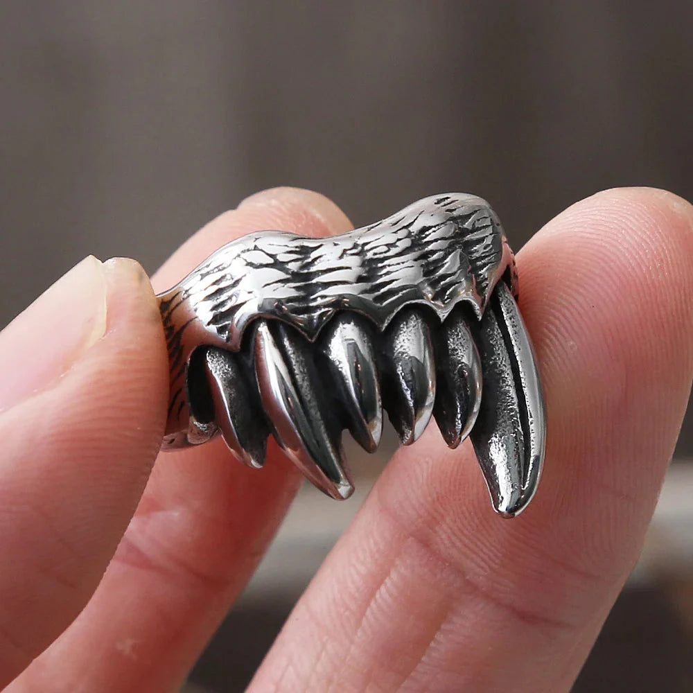 Bear Teeth Ring — vista frontale