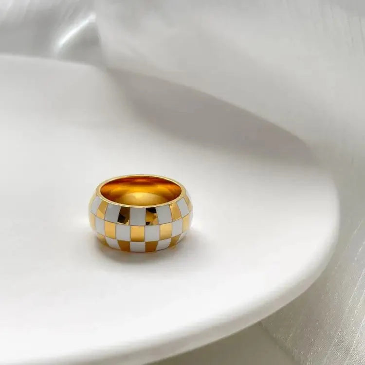 Black And White Checkerboard Ring — in alternativa