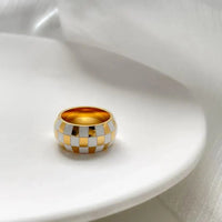 Black And White Checkerboard Ring — in alternativa