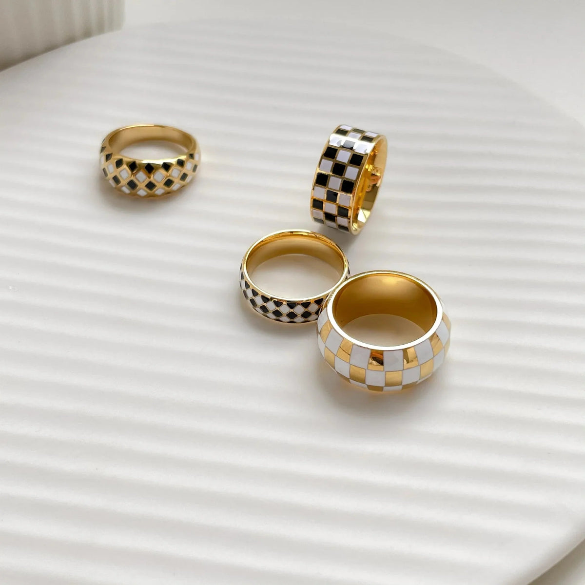 Black And White Checkerboard Ring — vista frontale