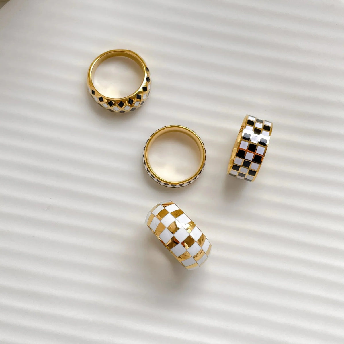 Black And White Checkerboard Ring — vista posteriore