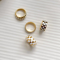 Black And White Checkerboard Ring — vista posteriore