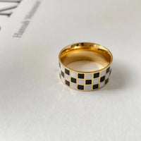 Black And White Checkerboard Ring — vista frontale