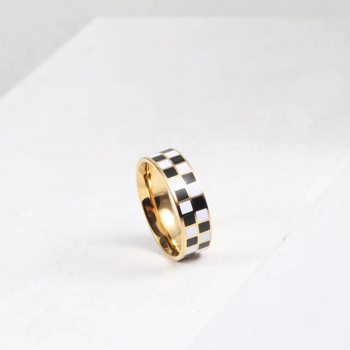 Black And White Checkerboard Ring — vista posteriore