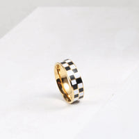 Black And White Checkerboard Ring — vista posteriore
