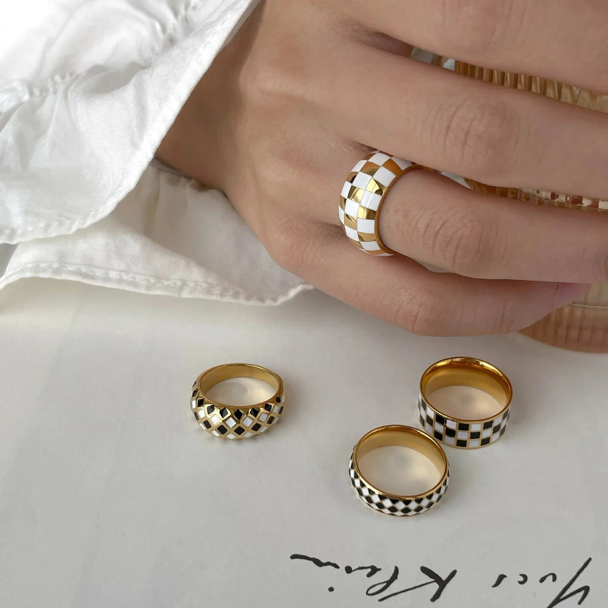 Black And White Checkerboard Ring — vista laterale