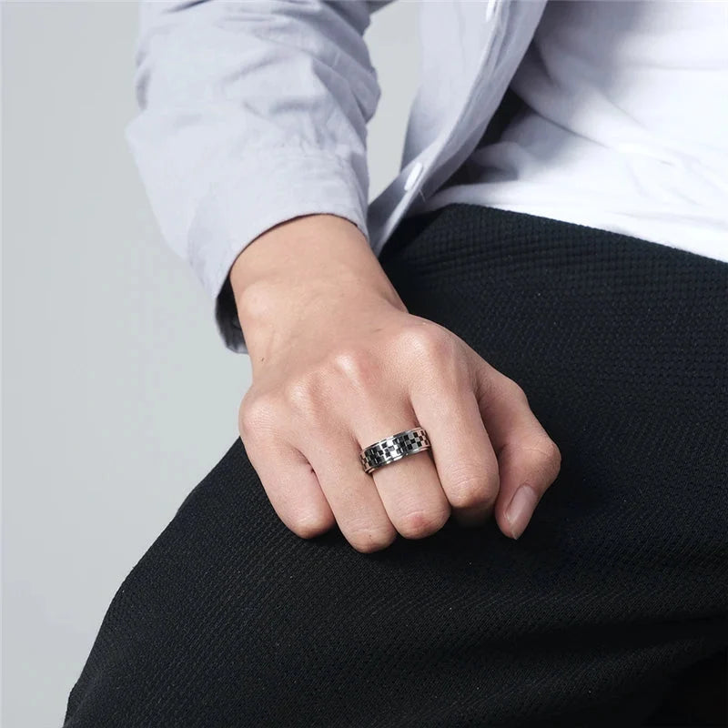 Checkered Spinning Band Ring — vista laterale