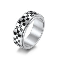 Checkered Spinning Band Ring — vista frontale