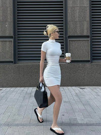 Classy Y2K Short Sleeve Half High Neck Mini Dress — dettaglio del tessuto
