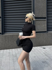 Classy Y2K Short Sleeve Half High Neck Mini Dress — dettaglio della stampa