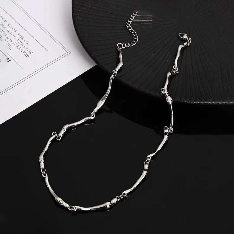 Connected Bones Metal Necklace — dettaglio