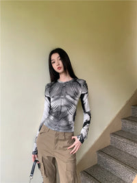 Cyber Y2K Armour Graphic Mesh Long Sleeve Top — dettaglio della stampa