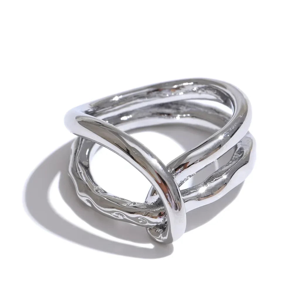 Dainty Aesthetic Twisted Chic Ring — vista frontale