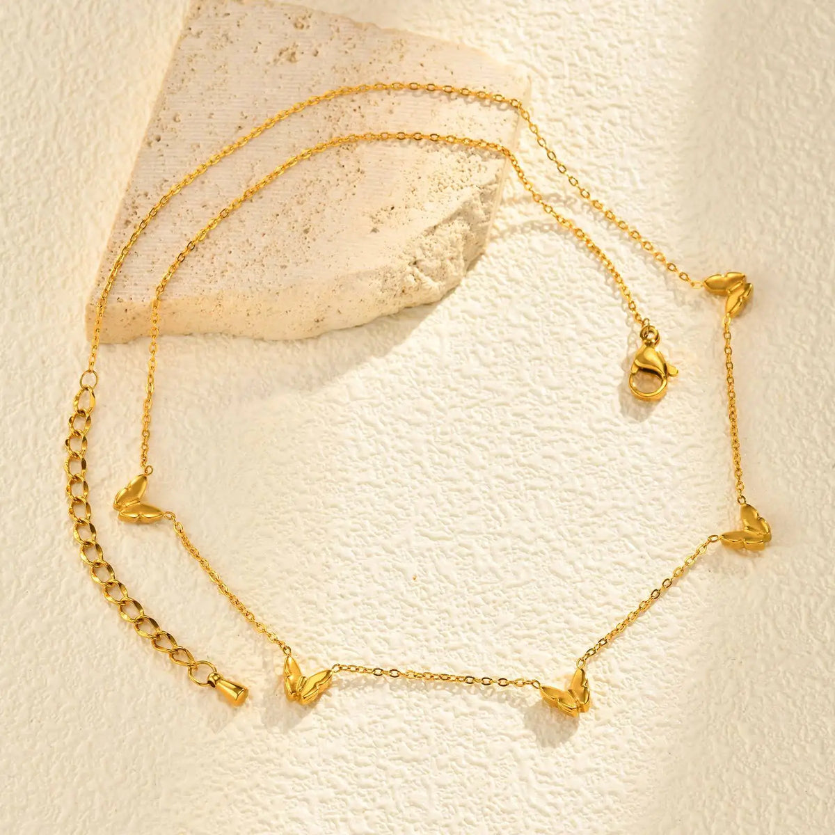 Dainty Y2K Butterfly Charm Necklace — dettaglio della stampa