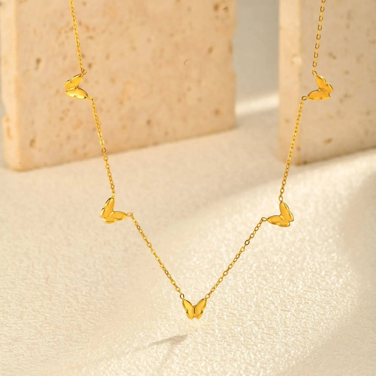 Dainty Y2K Butterfly Charm Necklace — vista frontale