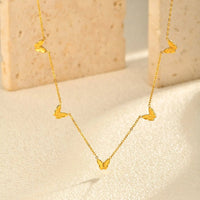Dainty Y2K Butterfly Charm Necklace — vista frontale