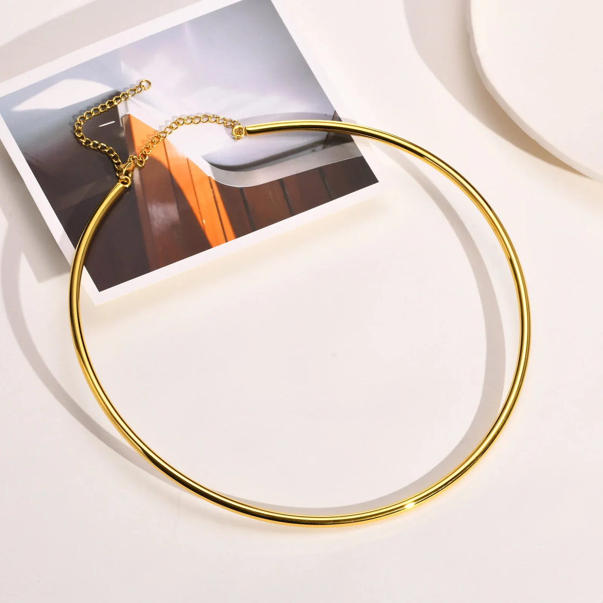 Dainty Y2K Solid Choker Necklace — vista posteriore