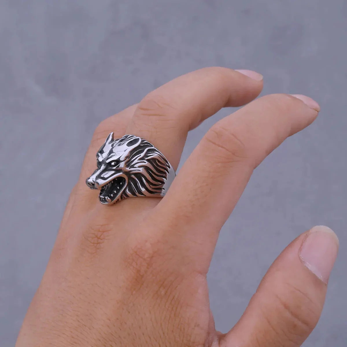 Domineering Wolf Ring — dettaglio