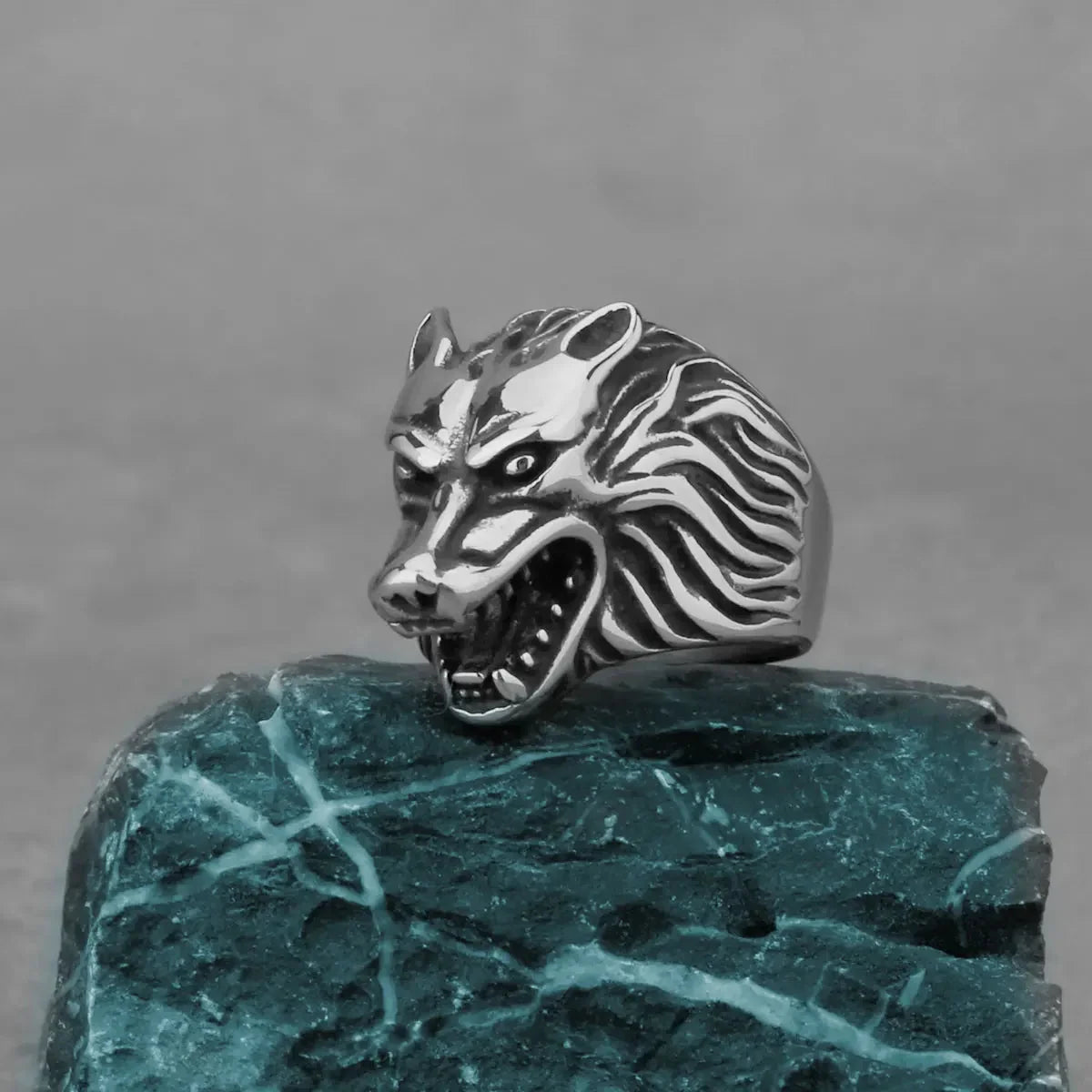 Domineering Wolf Ring — vista posteriore