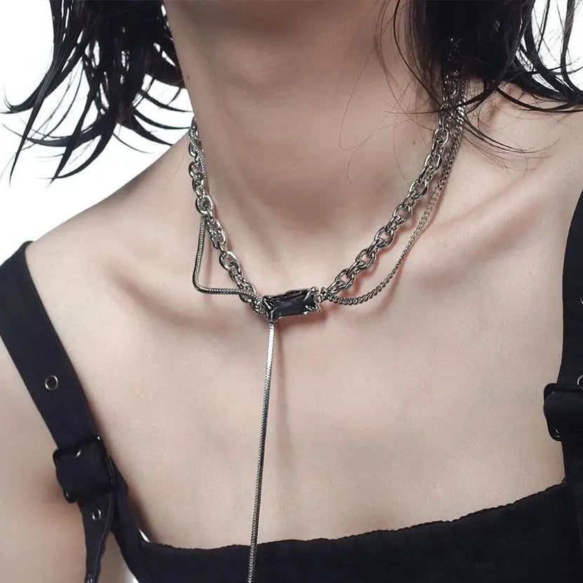 Double Layered Y2K Square Tassel Necklace — vista posteriore