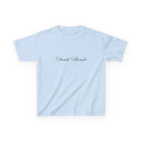 Dumb Blonde Brat Baby Tee — dettaglio della stampa