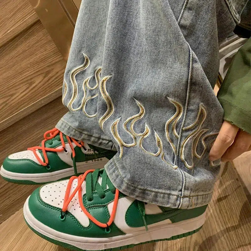 Embroidered Flame Logo Baggy Y2K Jeans — dettaglio