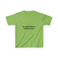 Emotionally Unavailable Graphic Baby Tee — vista laterale