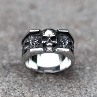 Encased Skull Ring — vista frontale