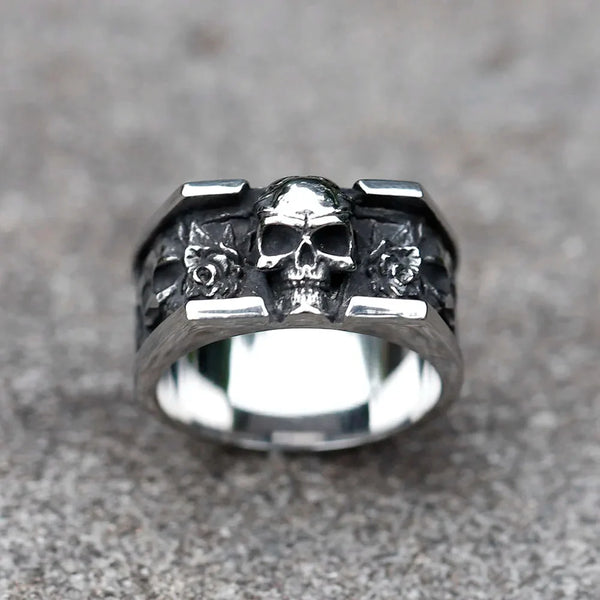 Encased Skull Ring — vista frontale