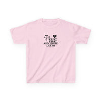 Flirt First, Apologise Later Graphic Baby Tee — dettaglio della stampa