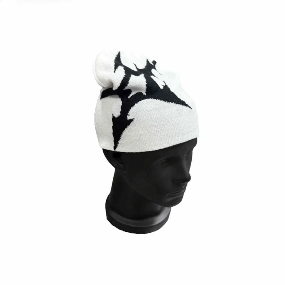 Gothic Y2K Shuriken Graphic Beanie — dettaglio