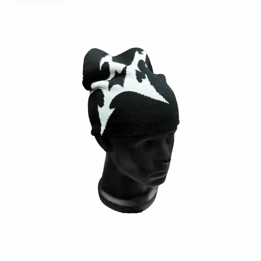 Gothic Y2K Shuriken Graphic Beanie — vista laterale