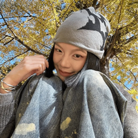 Gothic Y2K Shuriken Graphic Beanie — vista frontale