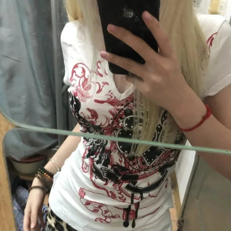 Grunge Y2k Graphic Modest Low Cut Top — vista frontale