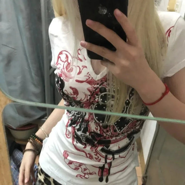 Grunge Y2k Graphic Modest Low Cut Top — vista frontale