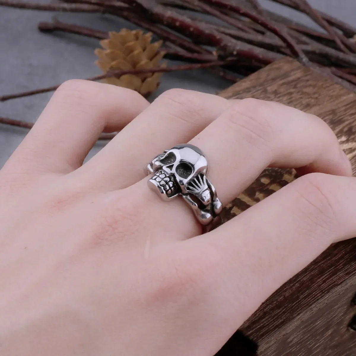 Hand Holding Skull Ring — vista frontale