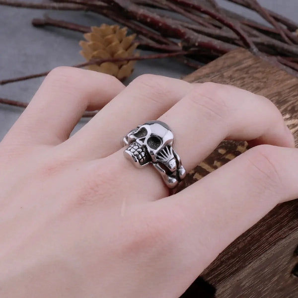 Hand Holding Skull Ring — vista frontale