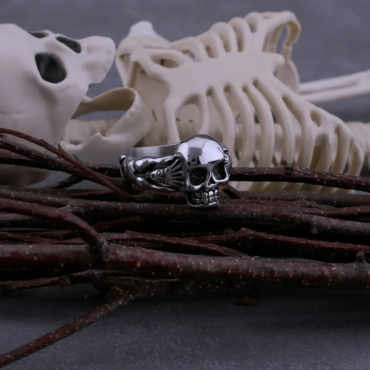 Hand Holding Skull Ring — dettaglio della stampa